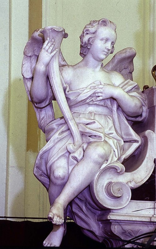 Bott. napoletana (1765), Angelo reggitorcia in marmo bianco scolpito 2/2