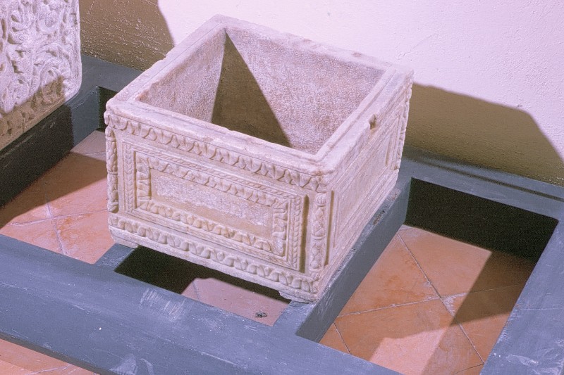 Bott. italiana secc. III-IV, Urna in marmo bianco scolpito