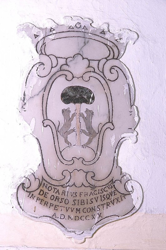 Bott. campana (1720), Lastra con stemma in marmo bianco inciso, dipinto