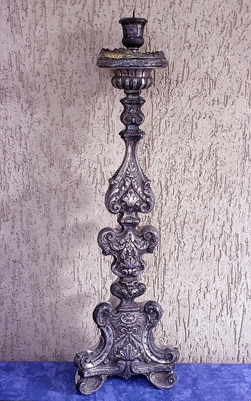 Abbate A. sec. XIX, Candeliere in argento sbalzato e inciso 2/5