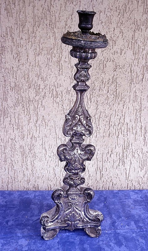 Abbate A. sec. XIX, Candeliere in argento sbalzato e inciso 3/5