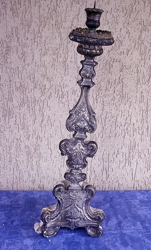 Abbate A. sec. XIX, Candeliere in argento sbalzato e inciso 4/5