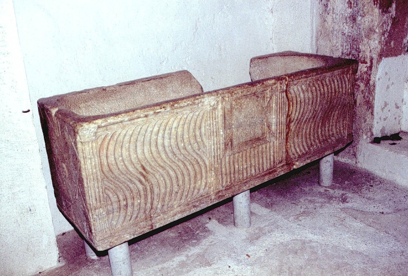 Bott. italiana sec. IV, Cassa di sarcofago in marmo bianco scolpito
