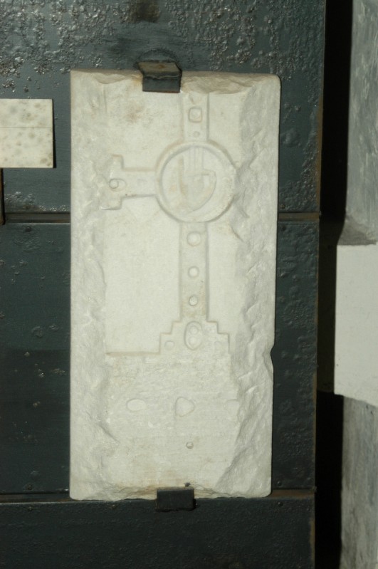 Marmoraro campano sec. XI, Frammento di lastra con croce