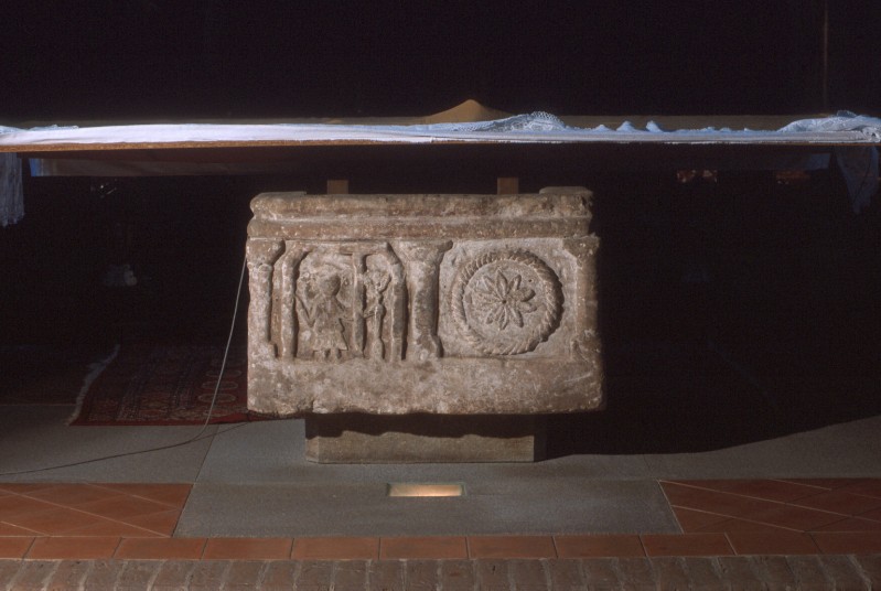 Ambito piemontese sec. XI, Altare anteriore con vasca