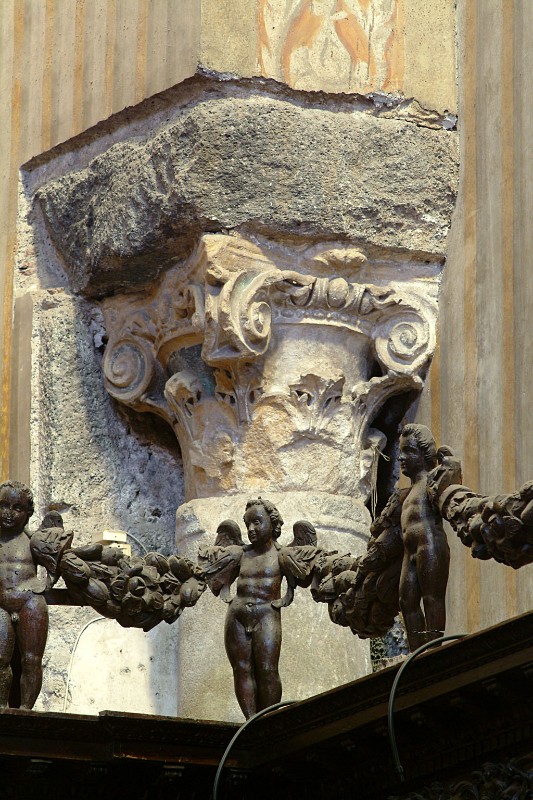 Maestranze romane sec. III, Capitello composito sinistro dell'abside