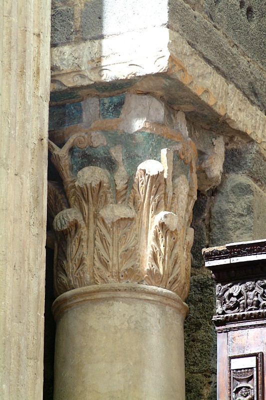 Maestranze romane sec. III, Capitello corinzio sinistro del presbiterio