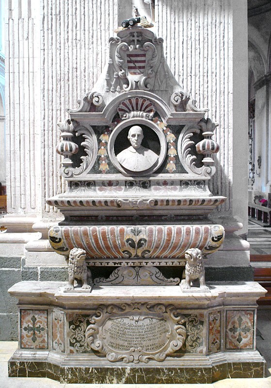 Maestranze italiane (1695), Monumento sepolcrale del vescovo Francesco Carafa