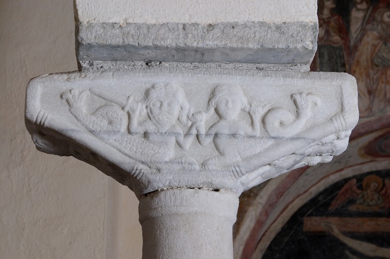 Bott. campana sec. X-XI, Capitello in marmo