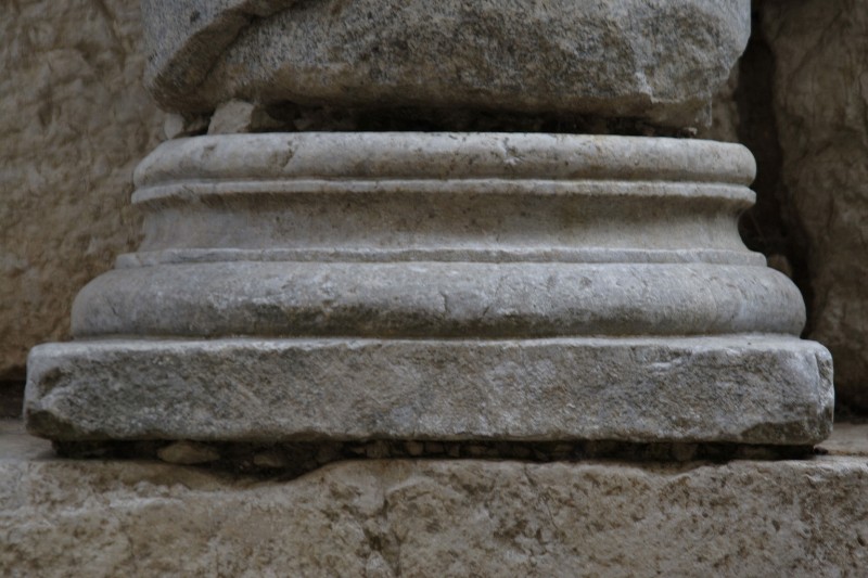 Bott. dell'Italia meridionale sec. I-IV, Base di colonna in pietra calcarea