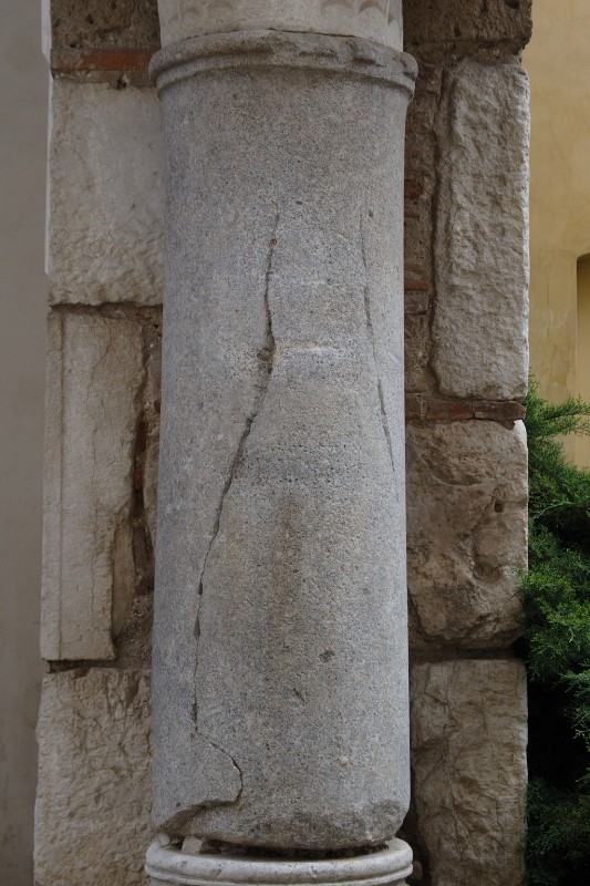 Bott. dell'Italia meridionale sec. XII, Colonna in granito