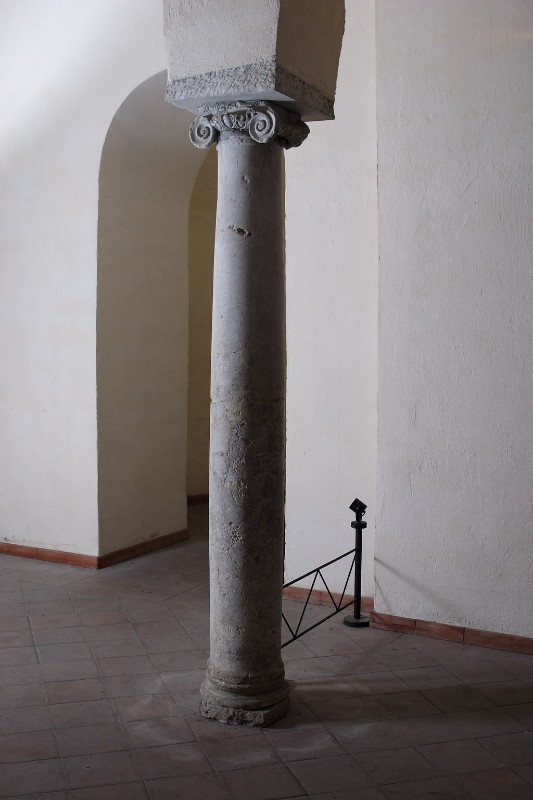 Bott. campana sec. I-IV, Colonna in marmo