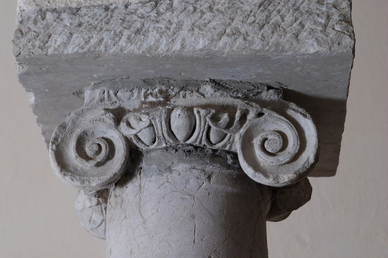 Bott. campana sec. I-IV, Capitello in marmo