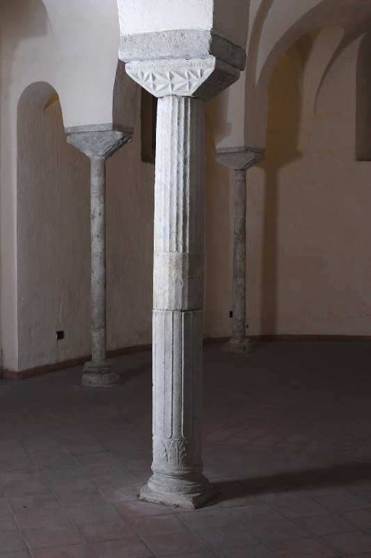 Bott. campana sec. I-IV, Colonna in marmo bianco