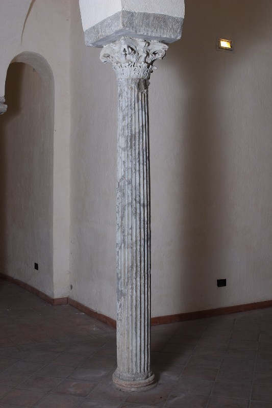 Bott. campana sec. I-IV, Colonna in marmo bianco scanalato