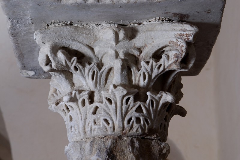 Bott. campana sec. I-IV, Capitello in marmo bianco scolpito