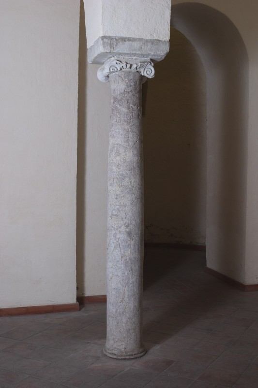 Bott. campana sec. I-IV, Colonna in marmo granigliato