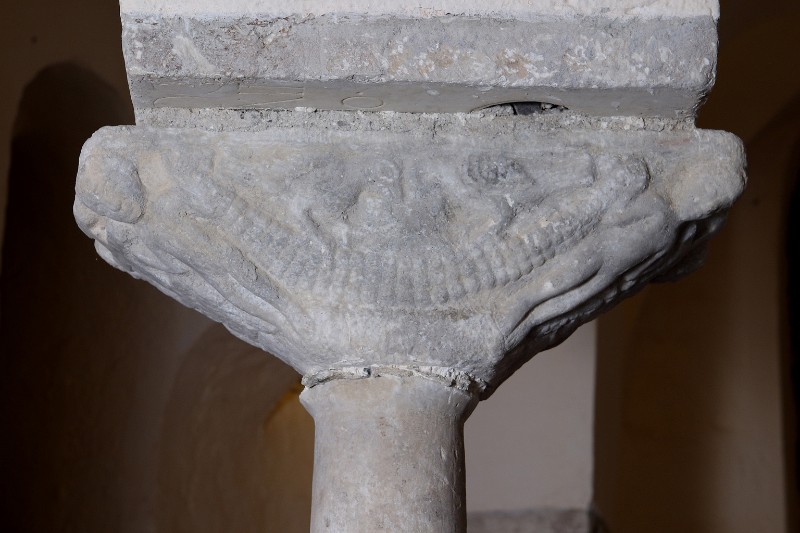 Bott. campana sec. X-XI, Capitello in marmo bianco