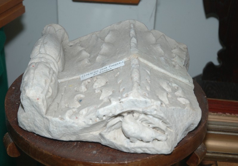 Marmoraio romano sec. II, Coperchio di urna cineraria