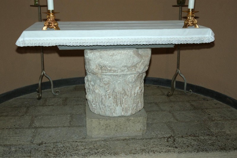 Marmoraio laziale sec. II, Altare con capitello antico