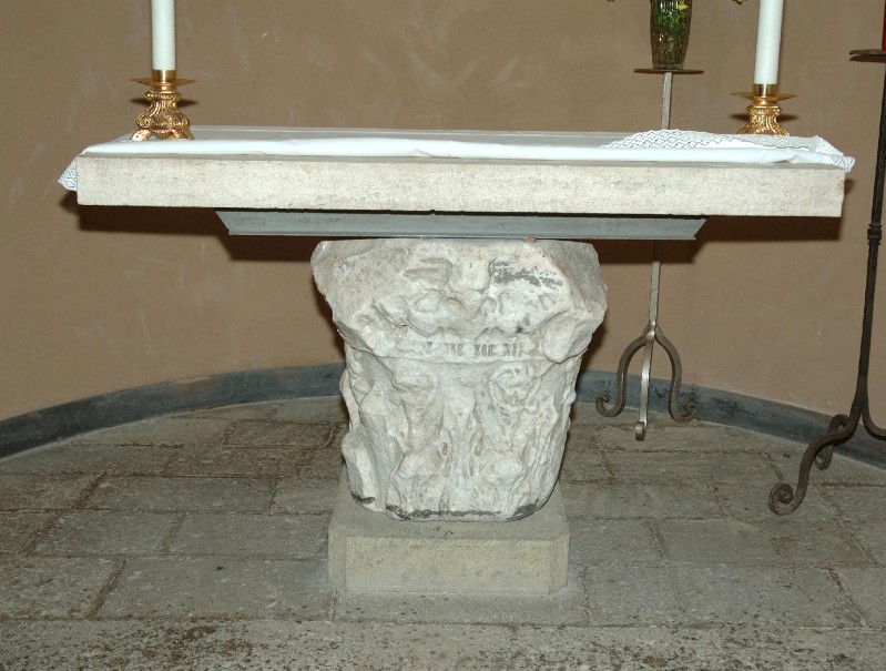 Marmoraio laziale sec. II, Altare con capitello
