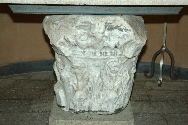 Marmoraio laziale sec. II, Capitello di altare destro