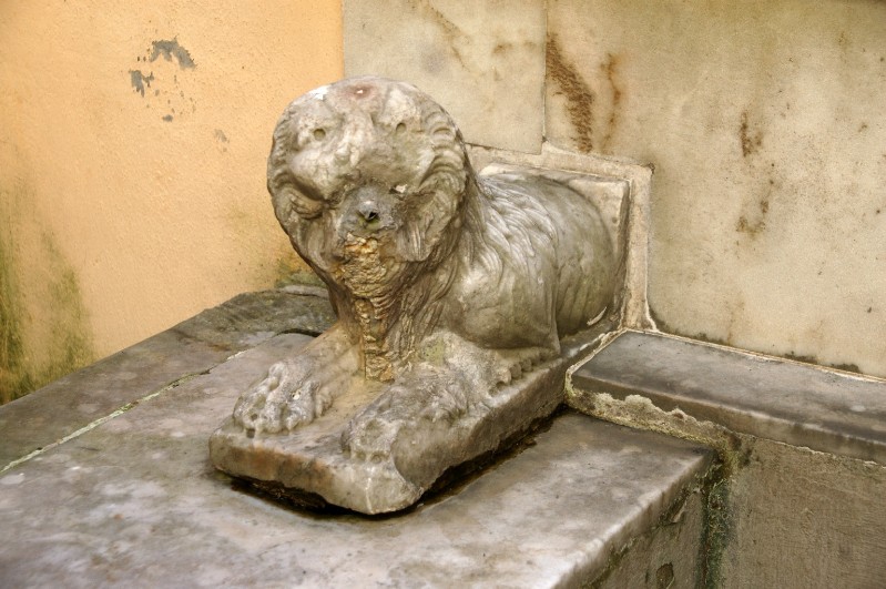 Marmoraio laziale sec. XI-XII, Scultura con leone sinistro