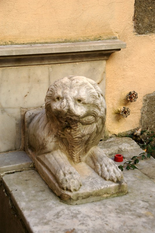 Marmoraio laziale sec. XI-XII, Scultura con leone destro
