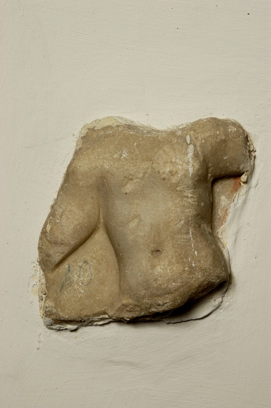 Bottega laziale sec. I-II, Frammento con busto maschile acefalo