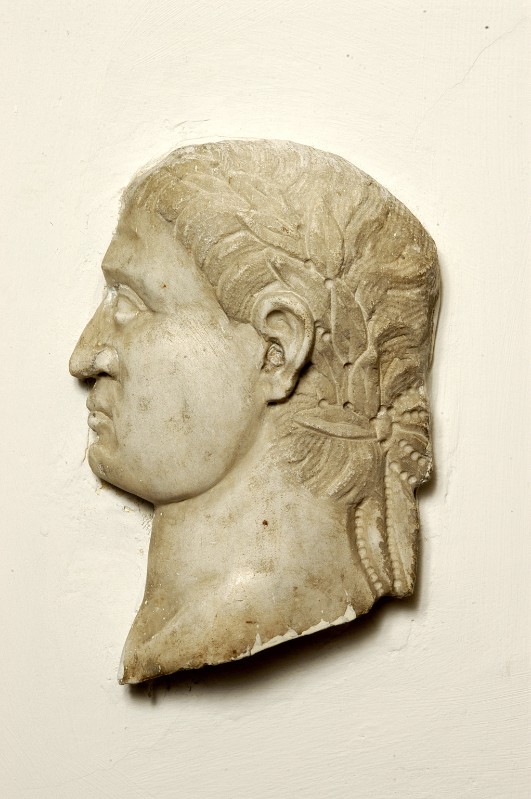 Bottega laziale sec. I-II, Ritratto maschile di profilo con coroncina