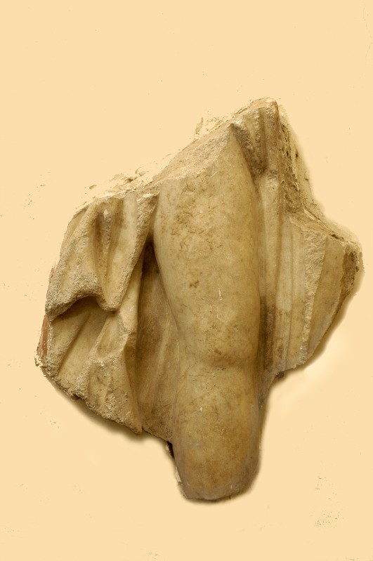 Bottega laziale sec. X-XI, Frammento con gamba maschile con mantello