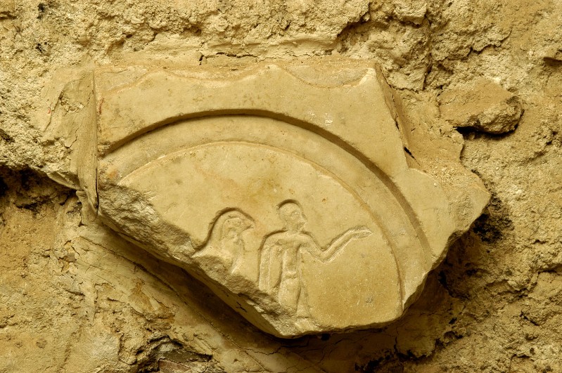 Bottega laziale sec. X-XI, Frammento di bassorilievo con figure egizie