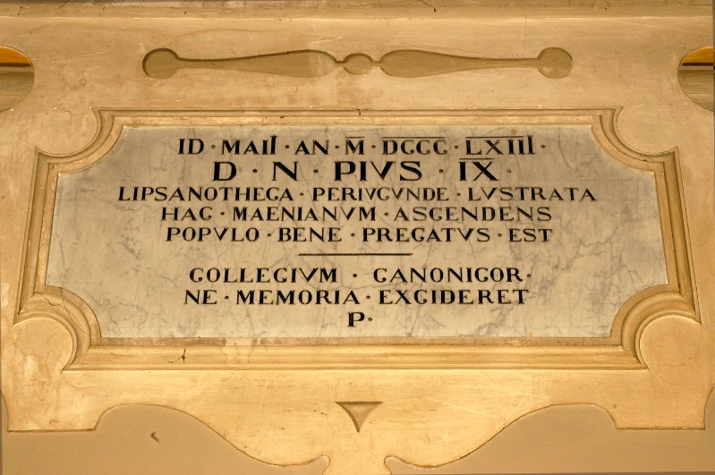 Bottega laziale (1863), Lapide di papa Pio IX