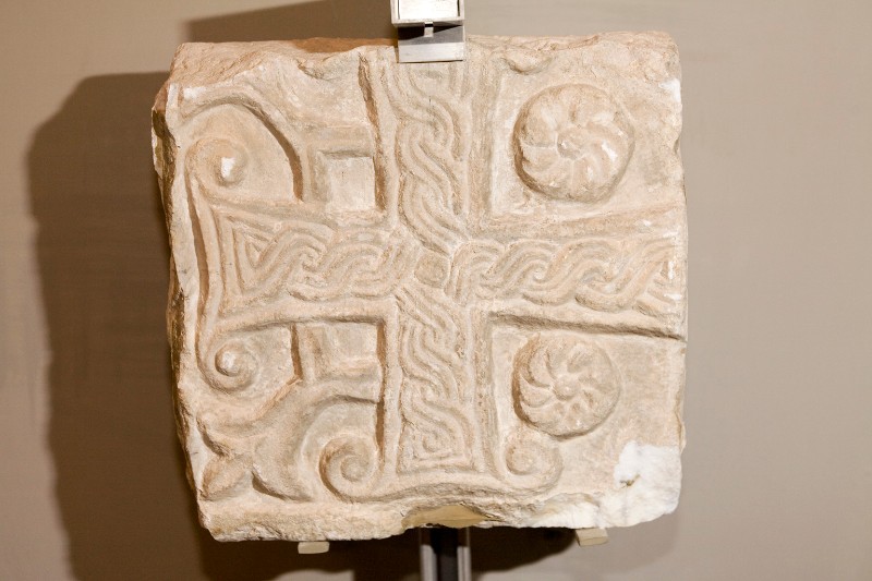 Bottega laziale sec. IX, Bassorilievo ornato con croce