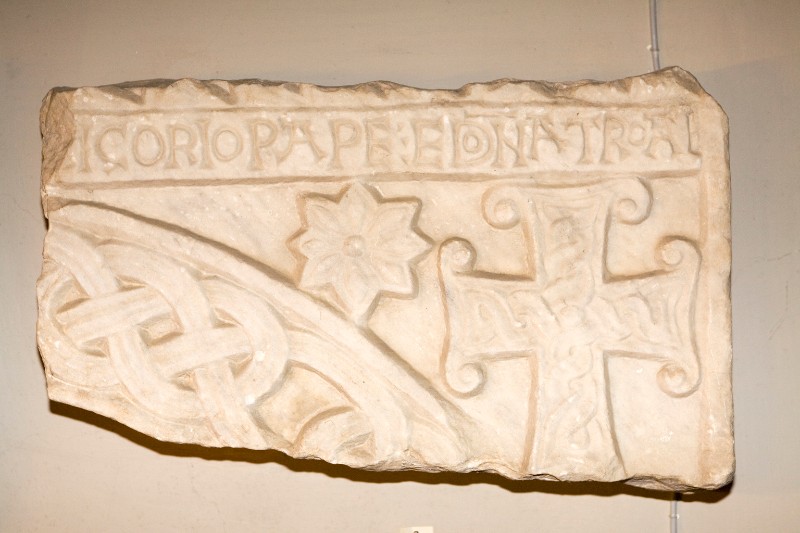 Bottega laziale sec. IX, Bassorilievo con iscrizione e croce