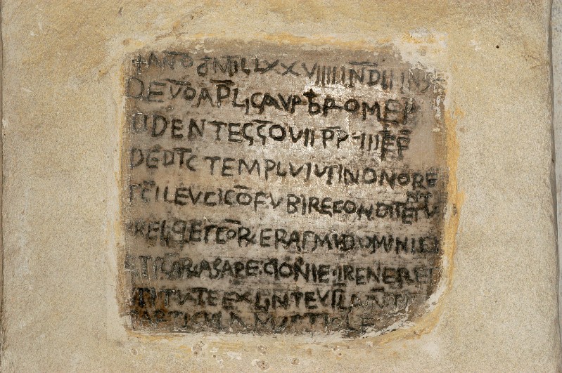 Bottega laziale (1079), Lapide commemorativa della dedicazione della chiesa