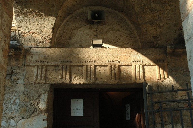 Ambito dell'Italia meridionale sec. II, Architrave centrale