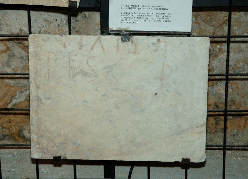 Ambito dell'Italia meridionale sec. IV, Epigrafe con cristogramma
