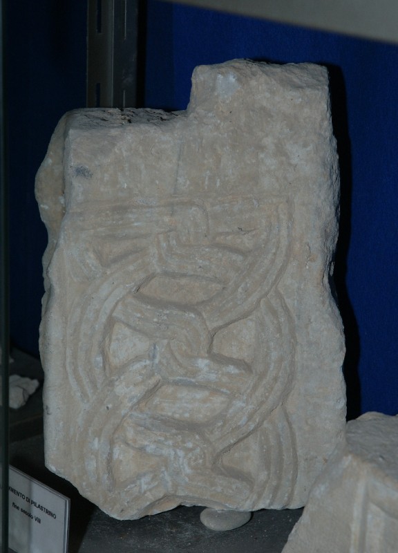 Ambito dell'Italia meridionale sec. VIII, Frammento di pilastrino decorato