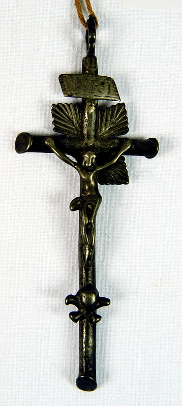 Bottega umbra sec. XVII, Pendente a croce con raggiera a foglie incise