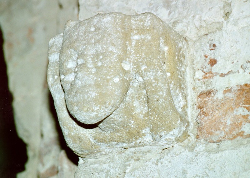 Ambito italiano secc. X-XIII, Cariatide sinistra in pietra scolpita