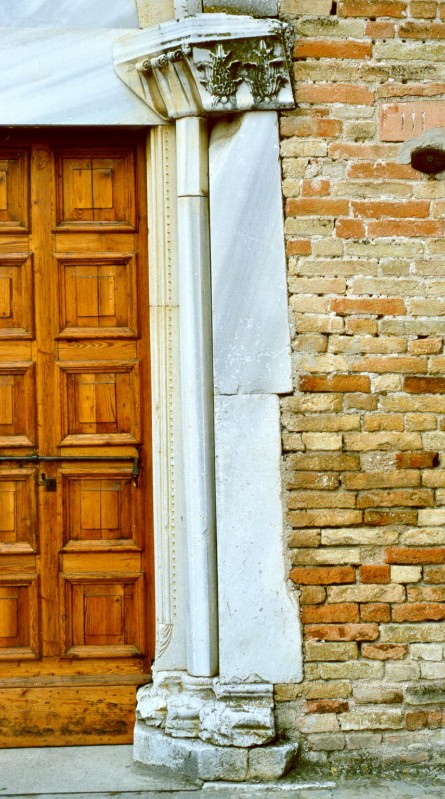 Ambito italiano secc. X-XIII, Stipite destro di portale in marmo