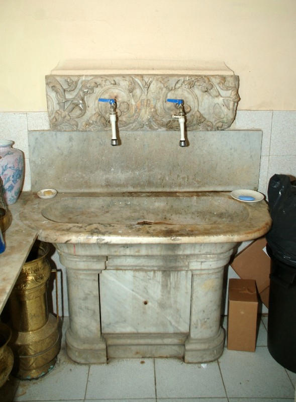 Marmoraio laziale sec. II-XVII, Fontana da sacrestia