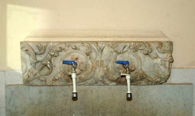 Marmoraio laziale sec. II, Dossale di fontana da sacrestia