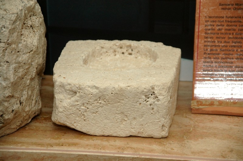 Marmoraio laziale sec. III-II a. C., Base calcarea