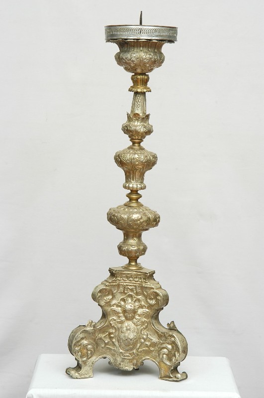 Bott. lombarda (1712), Candeliere con testina alata e iscrizione 3/6