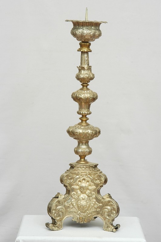 Bott. lombarda (1712), Candeliere con testina alata e iscrizione 5/6