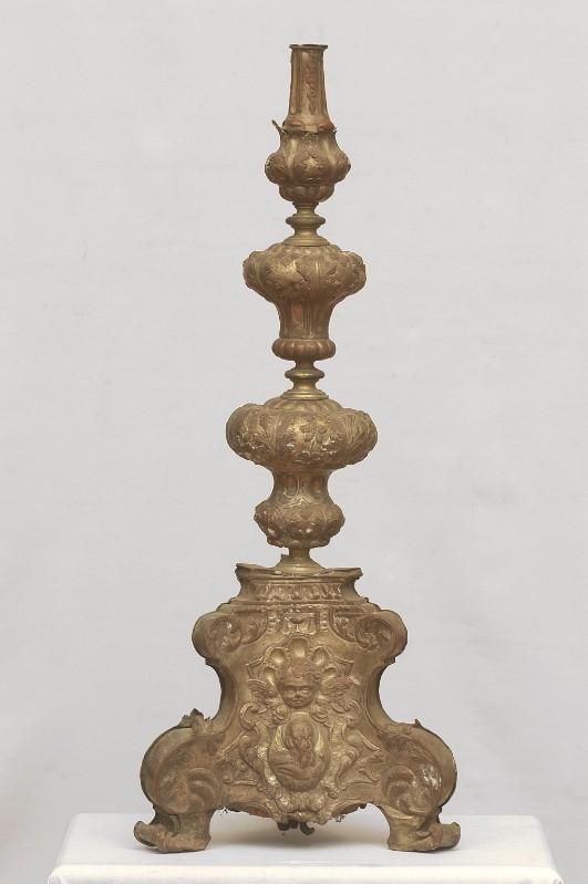 Bott. lombarda (1712), Base di croce da altare con testina alata e iscrizione