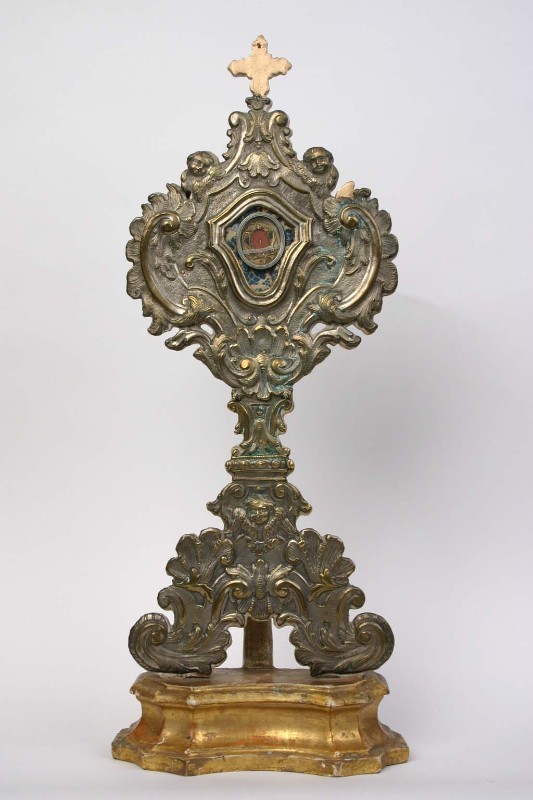 Bottega italiana sec. XIX, Reliquiario in argento con mostra pofilata da volute