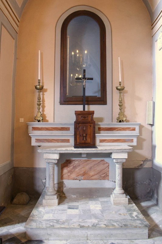 Bottega lunigianese sec. XIX, Altare laterale con mensa sorretta da colonnine